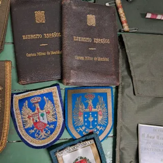 Lote militar: sable, gorras, condecoraciones