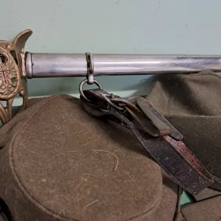 Lote militar: sable, gorras, condecoraciones