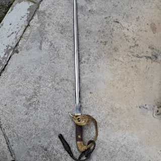 Lote militar: sable, gorras, condecoraciones