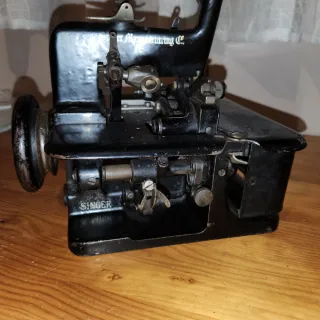 Máquina de coser Singer antigua remalladora