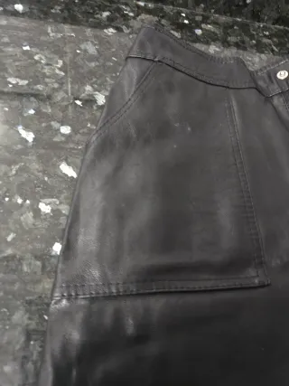 Minifalda negra efecto piel con forro pantalón