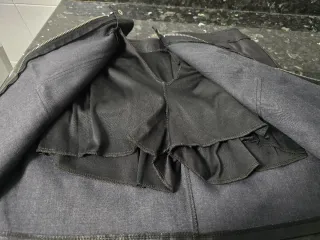 Minifalda negra efecto piel con forro pantalón