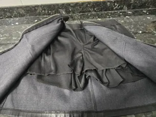 Minifalda negra efecto piel con forro pantalón