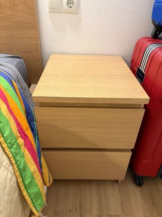 Mesita de noche de madera