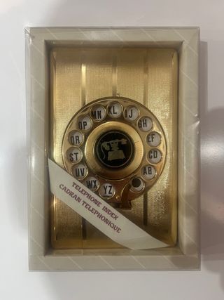 Agenda telefónica giratoria dorada