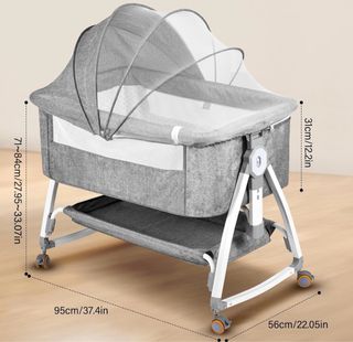 Cuna de bebé gris con mosquitera