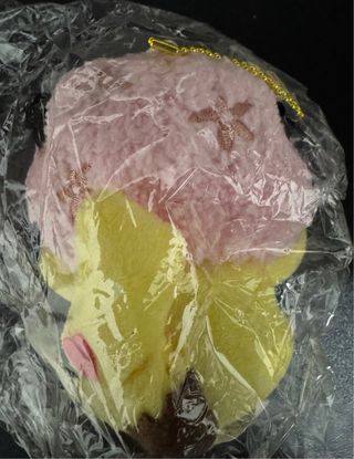 Peluche Pikachu con poncho rosa