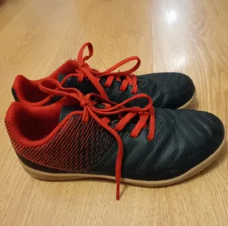 Botas de fútbol sala negras y rojas