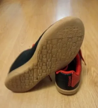 Botas de fútbol sala negras y rojas