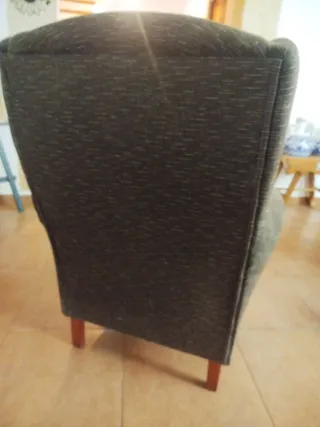 Sillón orejero tela marrón