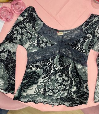 Blusa estampada con encaje