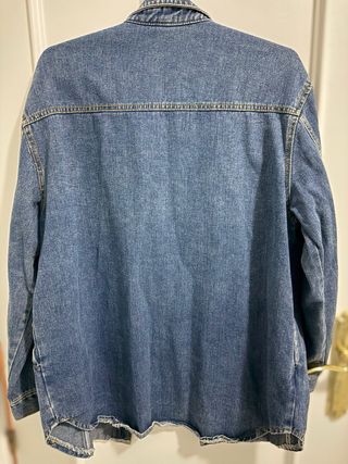 Chaqueta vaquera bordada con flecos