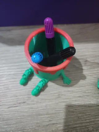 Portalápices 3D con piernas móviles