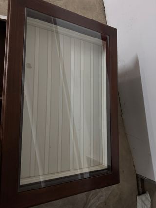 Mesa de centro de madera con tapa de cristal