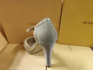 Zapatos de fiesta dorados,de la marca Menbur