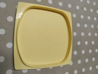 Quesera Tupperware Transparente y Amarilla