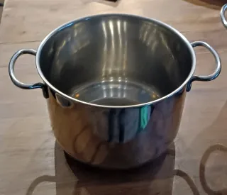 Pentola con scolapasta in metallo