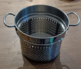 Pentola con scolapasta in metallo