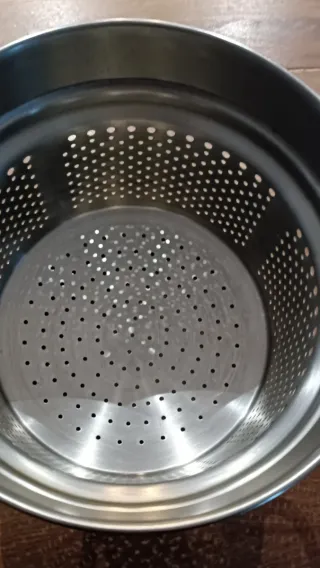 Pentola con scolapasta in metallo