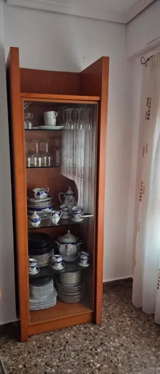 Mueble vitrina madera y cristal
