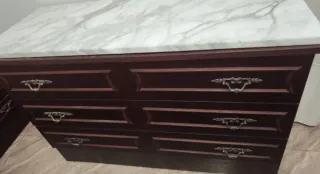 Cómoda de madera con tapa de mármol