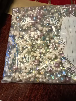 Bolsa de cuentas y canicas multicolor