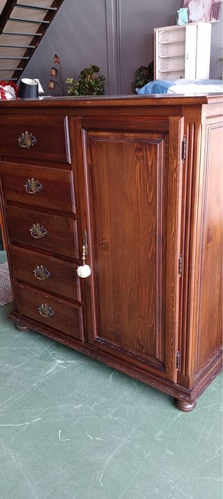 Despensa de madera oscura maciza