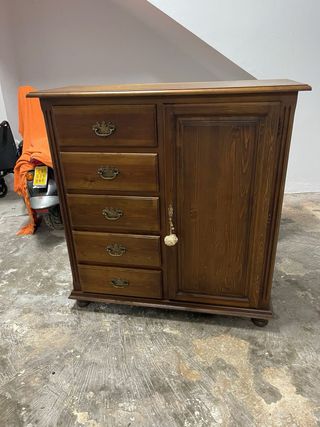 Despensa de madera oscura maciza