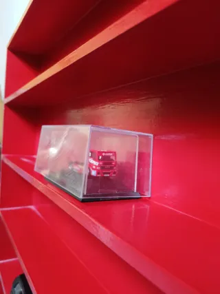 Expositor para miniaturas rojo