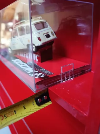 Expositor para miniaturas rojo