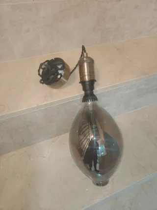 Lámpara de cristal y metal.