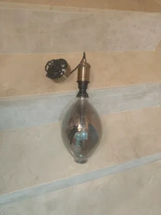 Lámpara de cristal y metal.