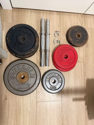 Banco de pesas con barras y discos