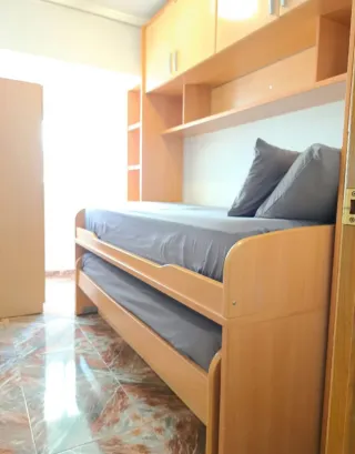Alquilo una habitación en una zona multiservicios