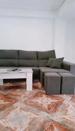Alquilo una habitación en una zona multiservicios