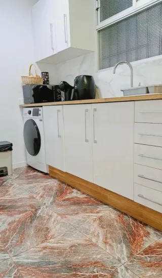 Alquilo una habitación en una zona multiservicios
