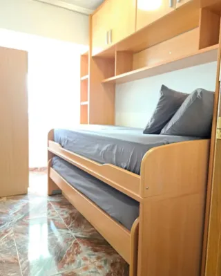 Alquilo una habitación en una zona multiservicios