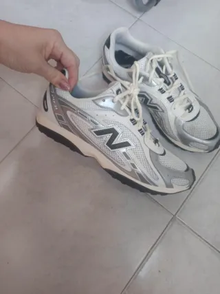 New Balance 204L Gris y Blanco