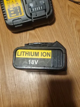 Cargador Dewalt DCB115 y Batería DCB205