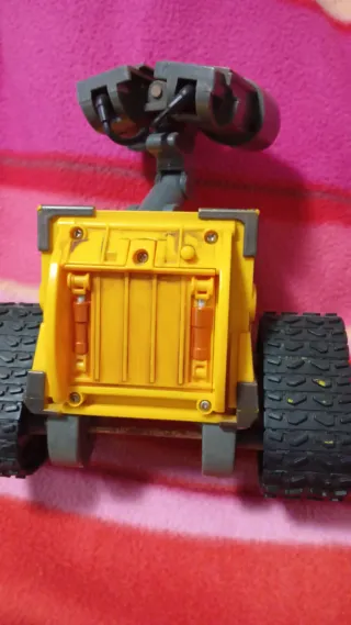 Juguete WALL-E.Le falta los brazos.