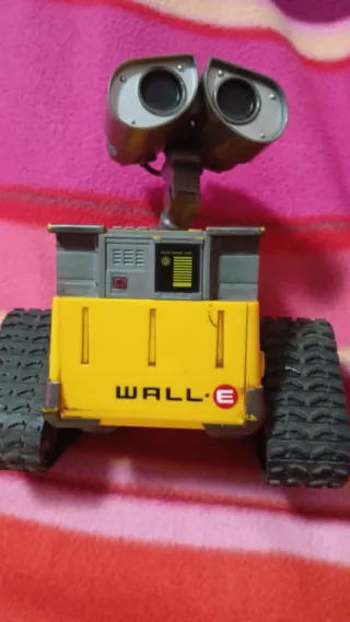 Juguete WALL-E.Le falta los brazos.