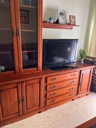 Mueble salón vitrina cajonera y estante de madera