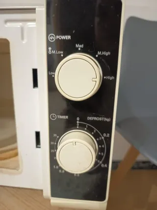 Microondas blanco con plato giratorio