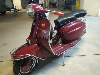Moto Scooter Clásica Roja
