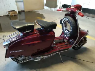 Moto Scooter Clásica Roja