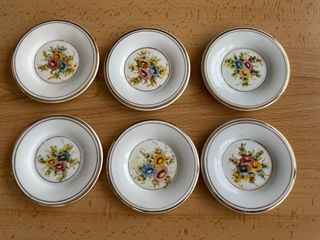 Platos de porcelana con borde dorado