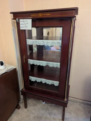Vitrina de madera y cristal