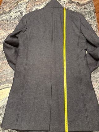 Abrigo caballero gris con diseño de sutiles rayas