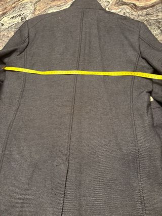 Abrigo caballero gris con diseño de sutiles rayas