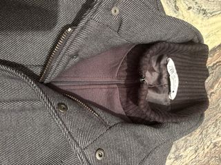 Abrigo caballero gris con diseño de sutiles rayas